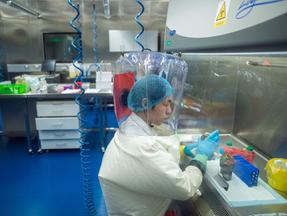Esta foto de arquivo tirada em 23 de fevereiro de 2017 mostra um trabalhador dentro do laboratório P4 em Wuhan, capital da província chinesa de Hubei