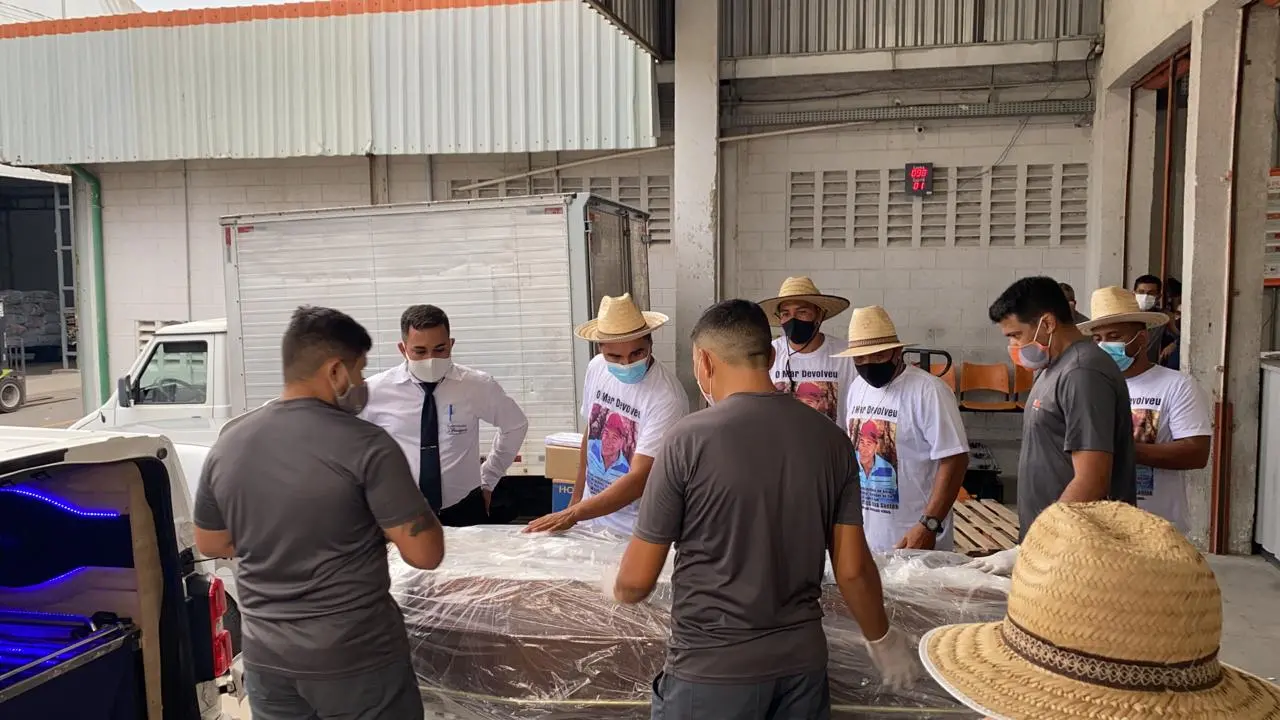 Corpo de pescador que estava na lancha que desapareceu no Rio de Janeiro chega a Fortaleza