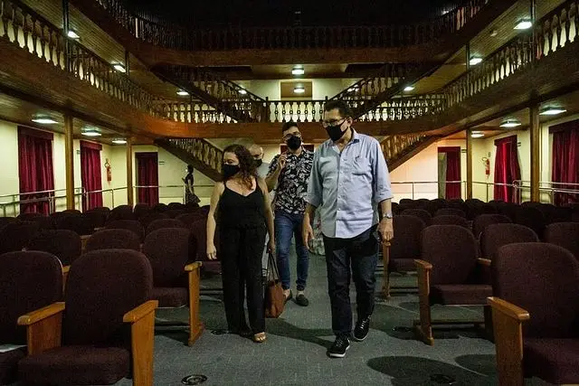 Atriz fez visita com secretário de cultura no equipamento cultural