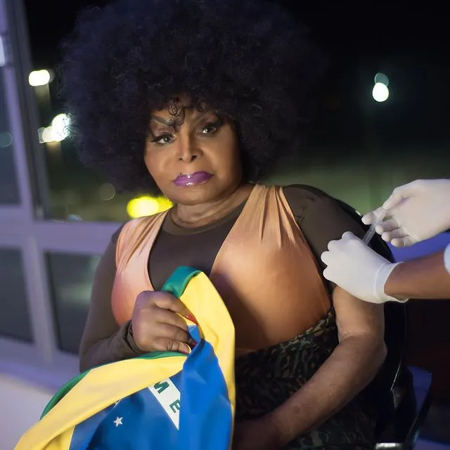 Elza Soares comemorou vacina com postagem nas redes sociais