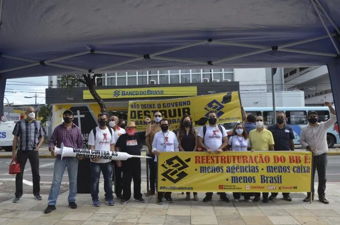 Funcionários do Banco do Brasil realizaram manifestação na manhã desta quarta (10) contra o processo de reestruturação