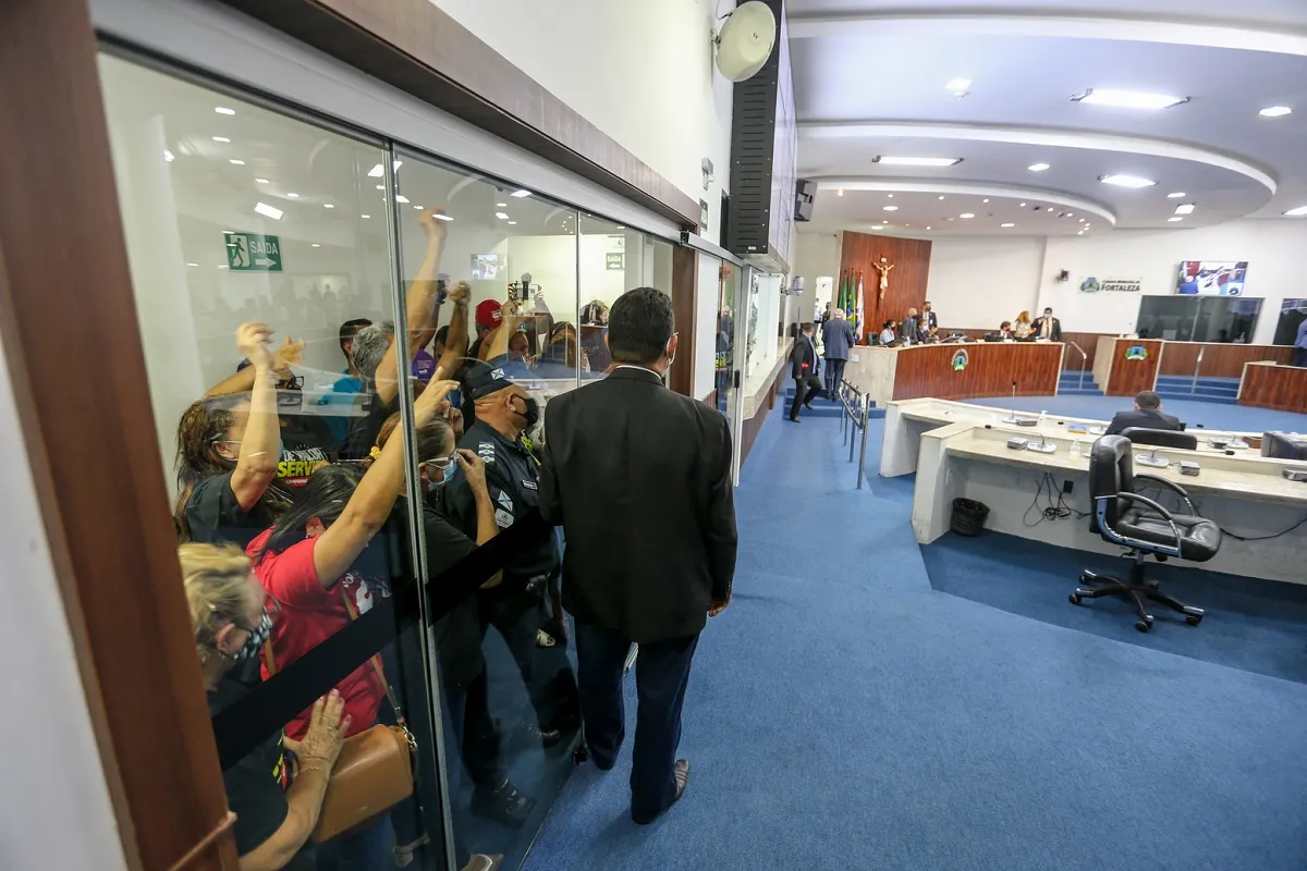 Manifestantes chegaram a entrar até a porta do plenário da Câmara Municipal de Fortaleza