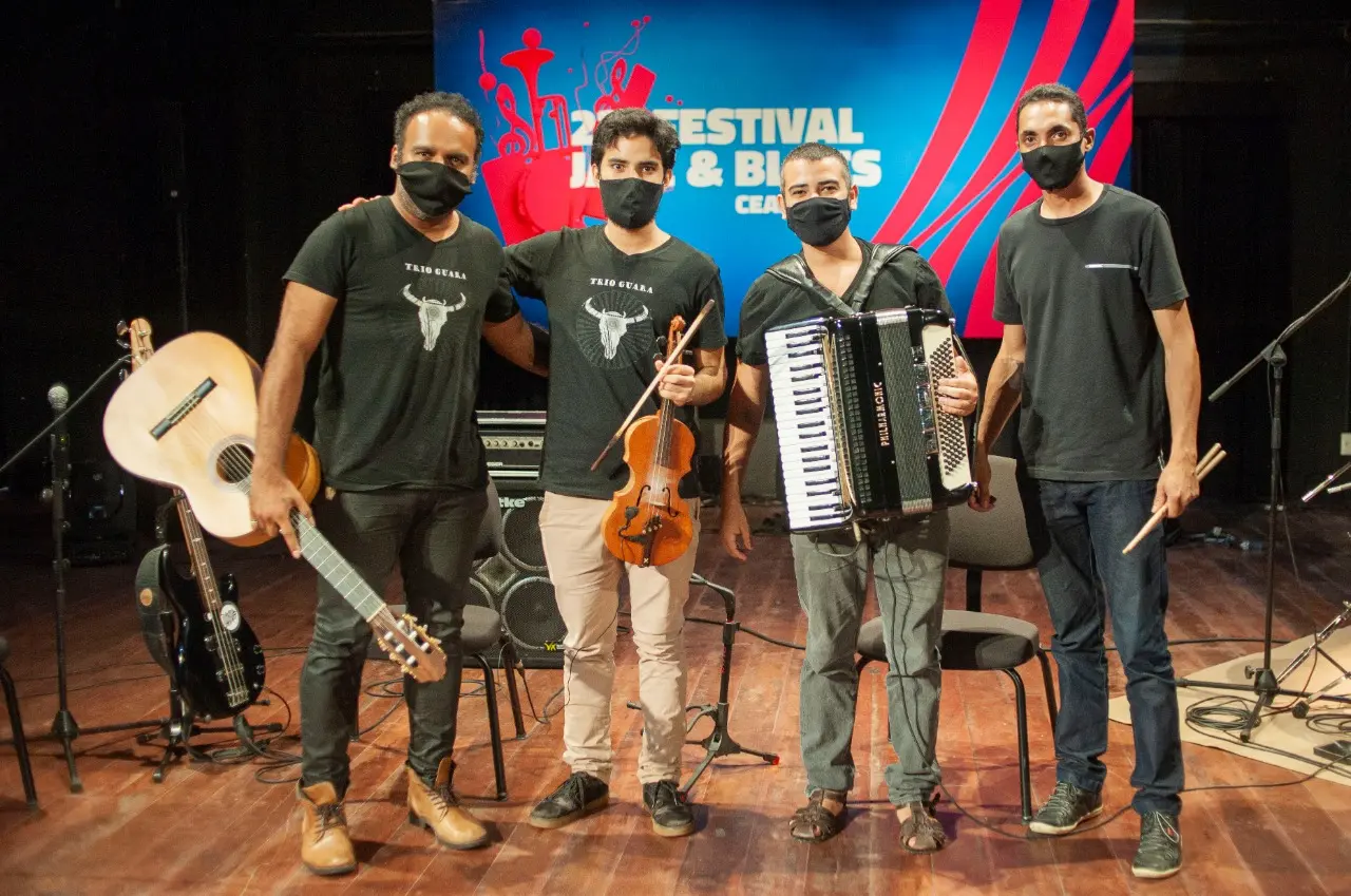 Esta é uma imagem do Trio Guará + Rafael Teixeira