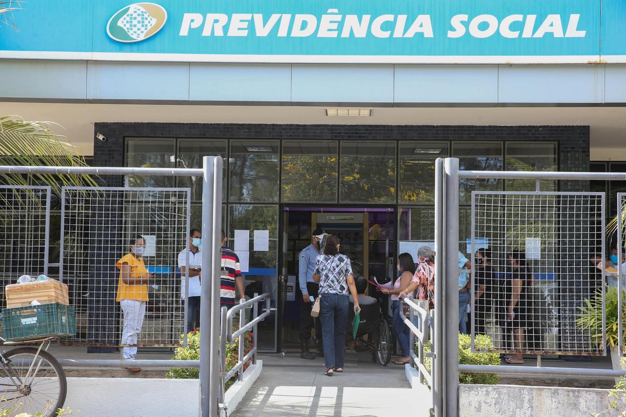 Sede da previdência social com pessoas esperando atendimento