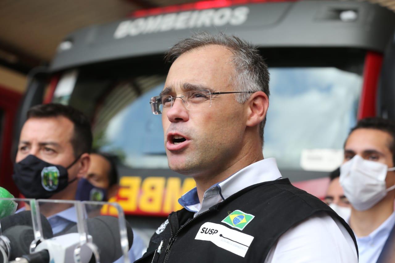 Ministro André Mendonça dando entrevista no Ceará