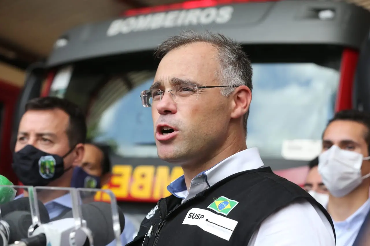 Ministro André Mendonça dando entrevista no Ceará