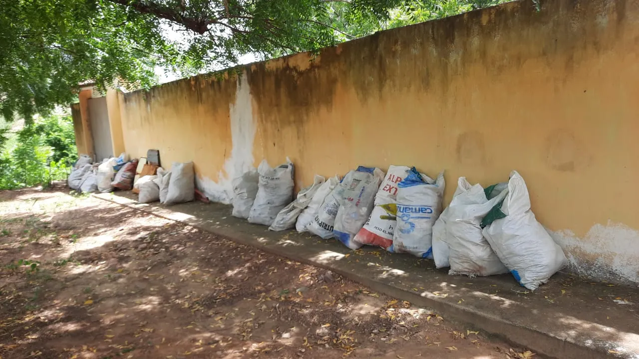 Trabalho voluntário recolhe dezenas de sacos cheios de lixo do canal que leva água ao distrito de Guassussê, na zona rural de Orós