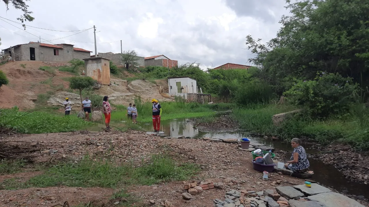 A água, oriunda do açude Orós, segue o percurso entre as localidades de Pedregulho, Guassussê e Igarói até o açude Lima Campos para abastecer mais de três mil famílias.