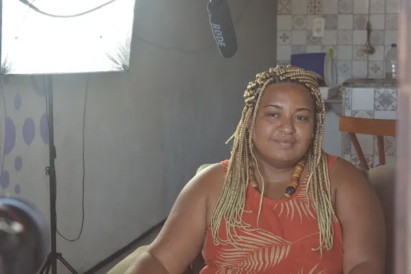 Atriz e produtora Kelly Enne Saldanha durante as gravações do documentário