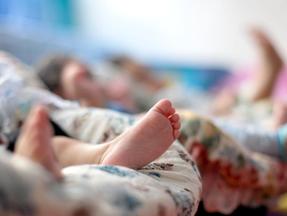 Bebê nasce com anticorpos para a Covid-19 depois de mãe ser vacinada durante a gravidez