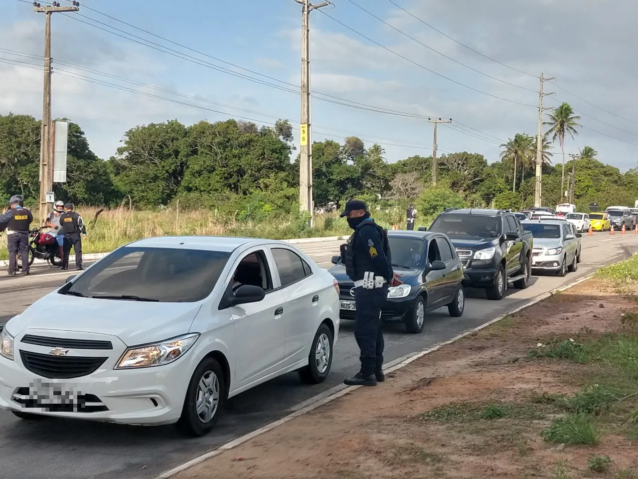 Cidadãos que têm residência em outro município ou fizeram pagamento ou agendamento de reservas em outras cidades podem seguir caminho, desde que atestem o motivo do trajeto.