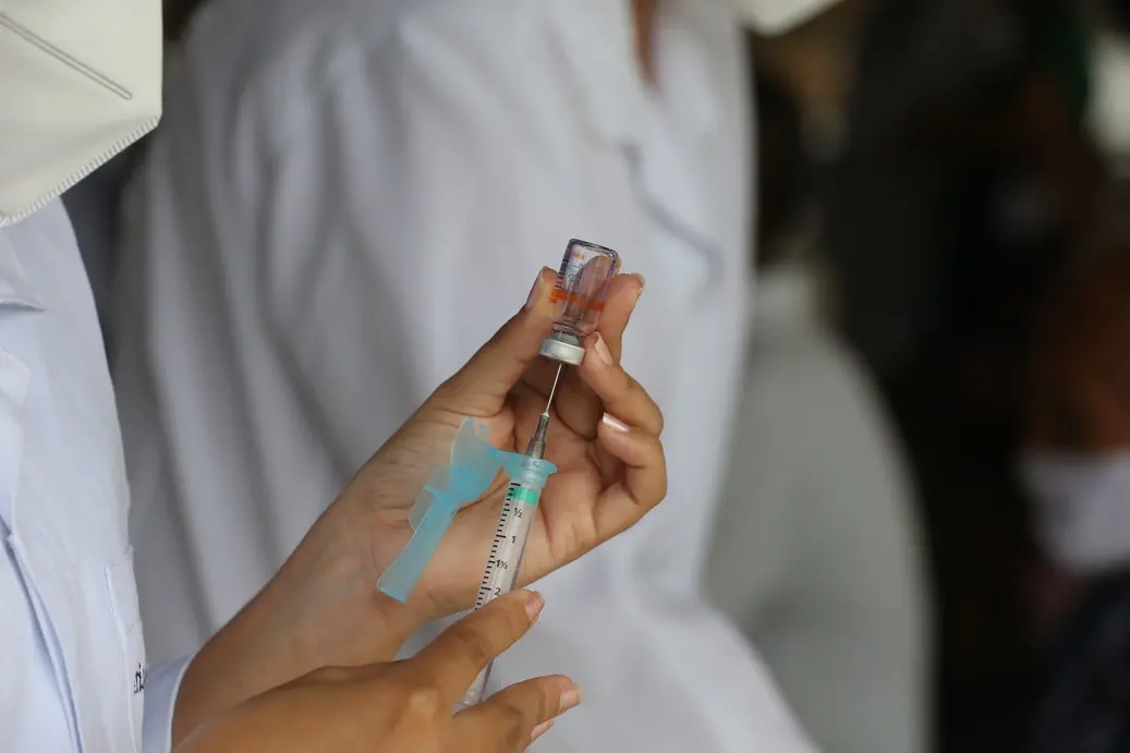 enfermeiro segura vacina da Coronavac em Fortaleza