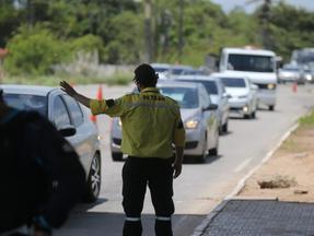 Agente do Detran fiscaliza barreira sanitária em Fortaleza