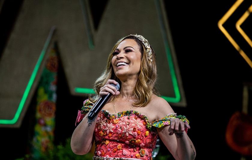 A cantora Solange Almeida acompanha semanalmente e comenta cada programa em redes sociais