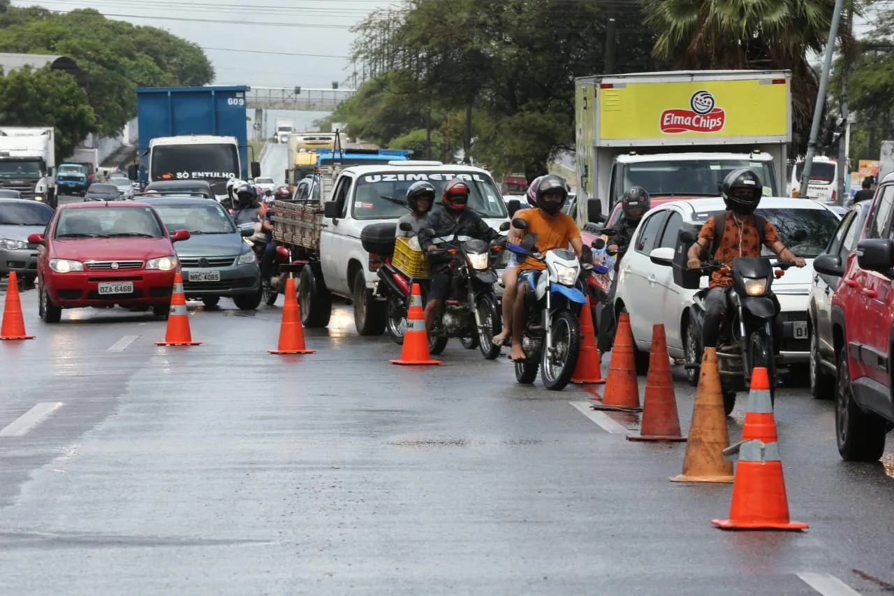 Rodovias tiveram faixas limitadas para trânsito em Caucaia.