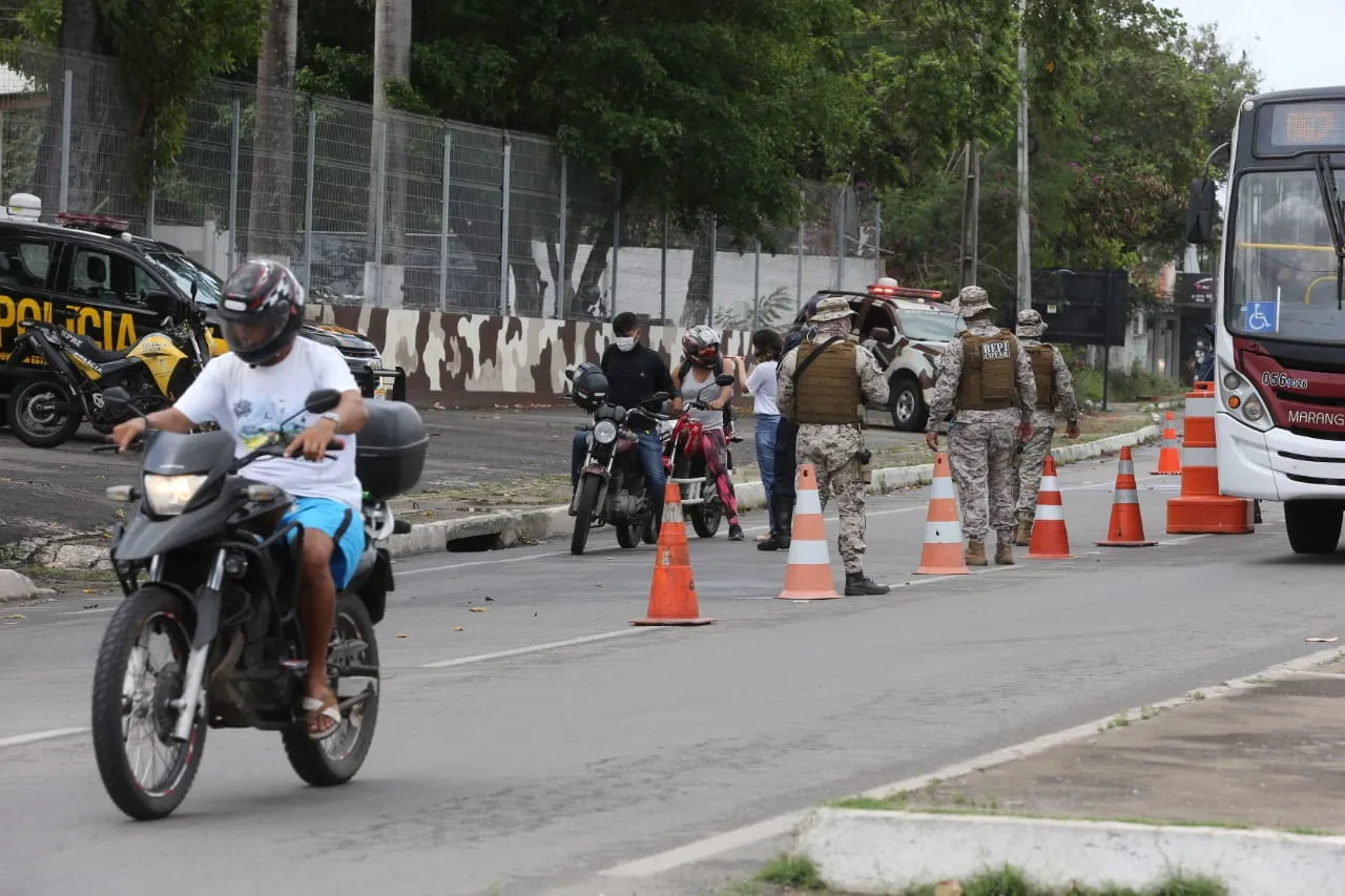 Motoristas são abordados em Maracanaú.