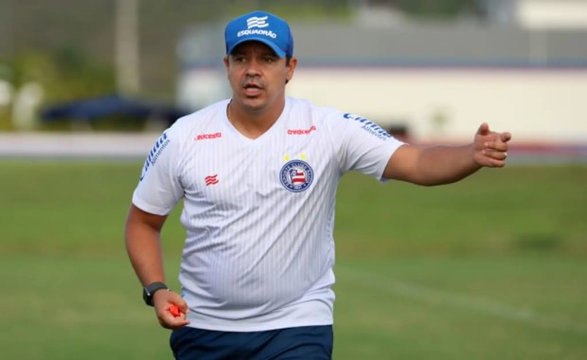 Dado Cavalcanti gesticula durante treino do Bahia