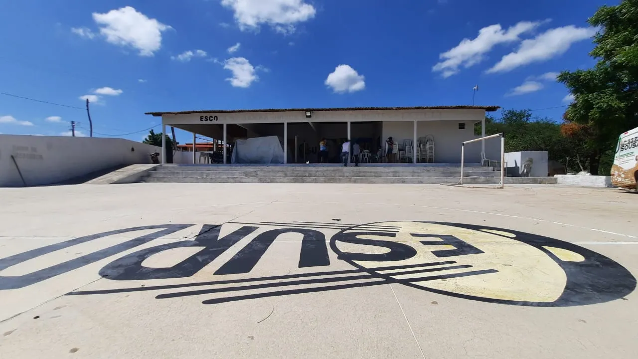 A Escola de Samba Unidos do Roçado de Dentro, a mais tradicional de Várzea Alegre, vai realizar live no próximo domingo (14). Não houve ensaios e nenhum movimento na quadra da Escola, que fica na zona rural.