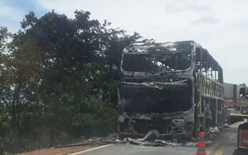 ônibus que vinha de são paulo para o ceará pegando fogo na bahia