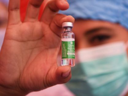 Enfermeira segurando frasco de vacina contra a Covid-19