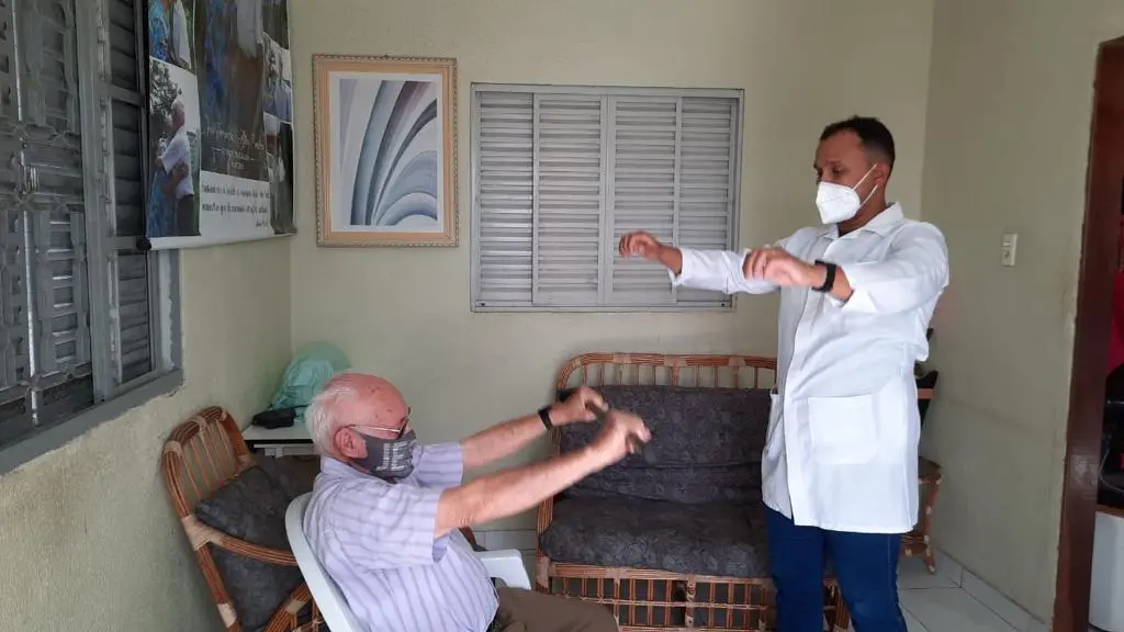 João Fernandes, 90 anos, venceu a doença, após dias internado em um leito de UTI em Iguatu. Agora em casa, recebe duas vezes por semana a visita de um fisioterapeuta