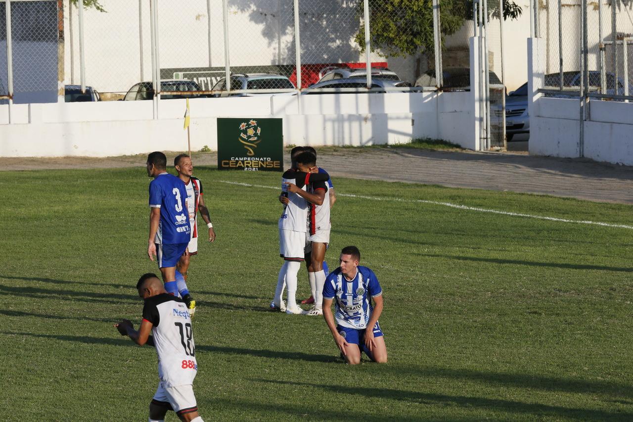 O Jogo da Liderança: Vitórias, Derrotas e Empates - Uma Partida de