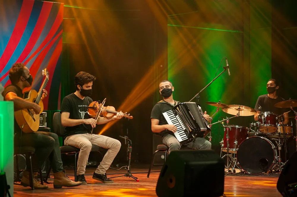 A proposta do Trio Guará é oferecer em seu show uma mistura de bossa nova, samba, choro, além de influências referentes ao flamenco
