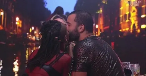 Esta é uma imagem do selinho triplo entre sarah, gilberto e karol conka