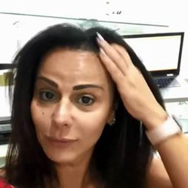 Viviane Araújo mostra falhas no cabelo