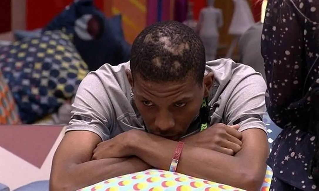 Lucas penteado com cabeça abaixada