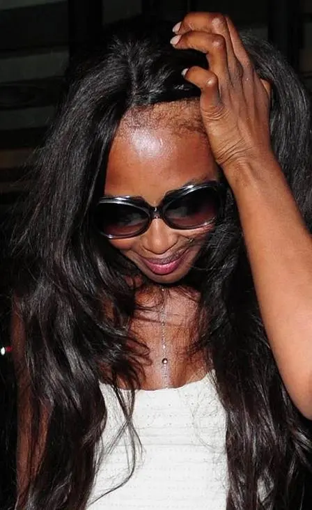 Naomi Campbell mexendo no cabelo