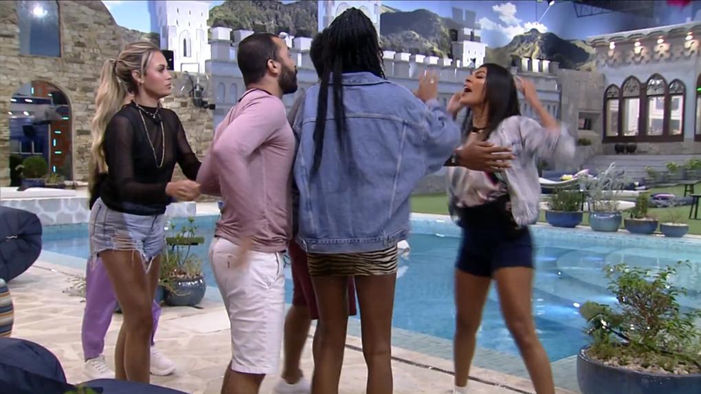 Na foto, Camila de Luca segura Gilberto que discute com Pocah.