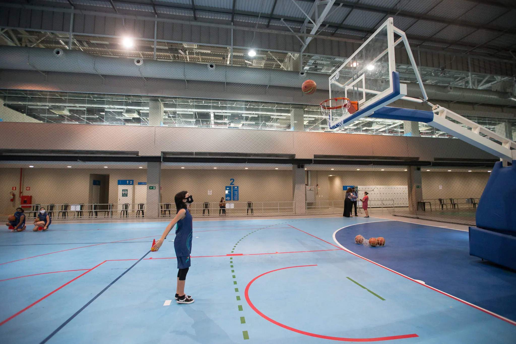 Os jovens possuem quadras poliesportivos e podem praticar basquete no CFO