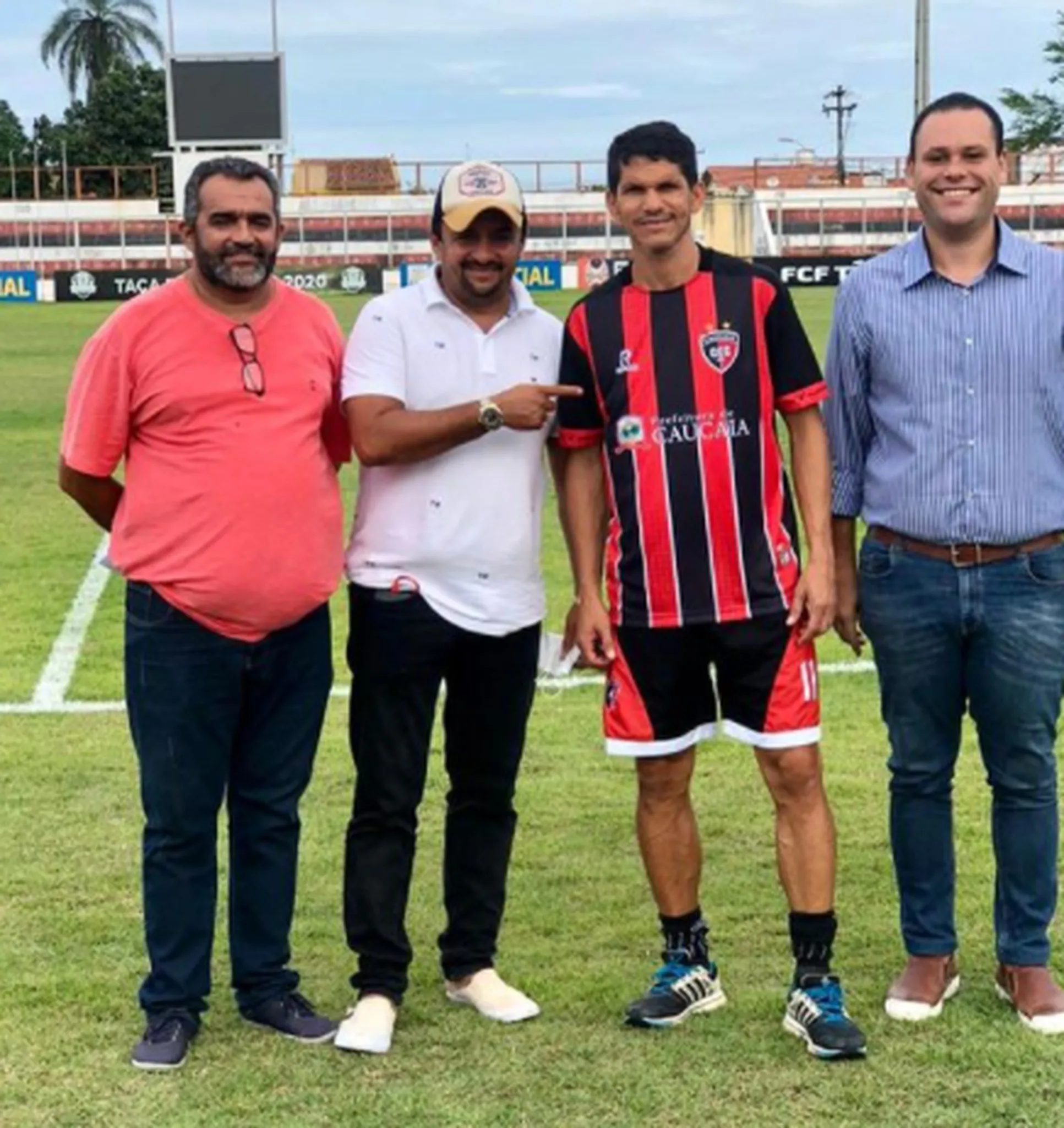 Eneas (2º da esquerda para a direita) durante a apresentação de Magno Alves, reforço rubro-negro
