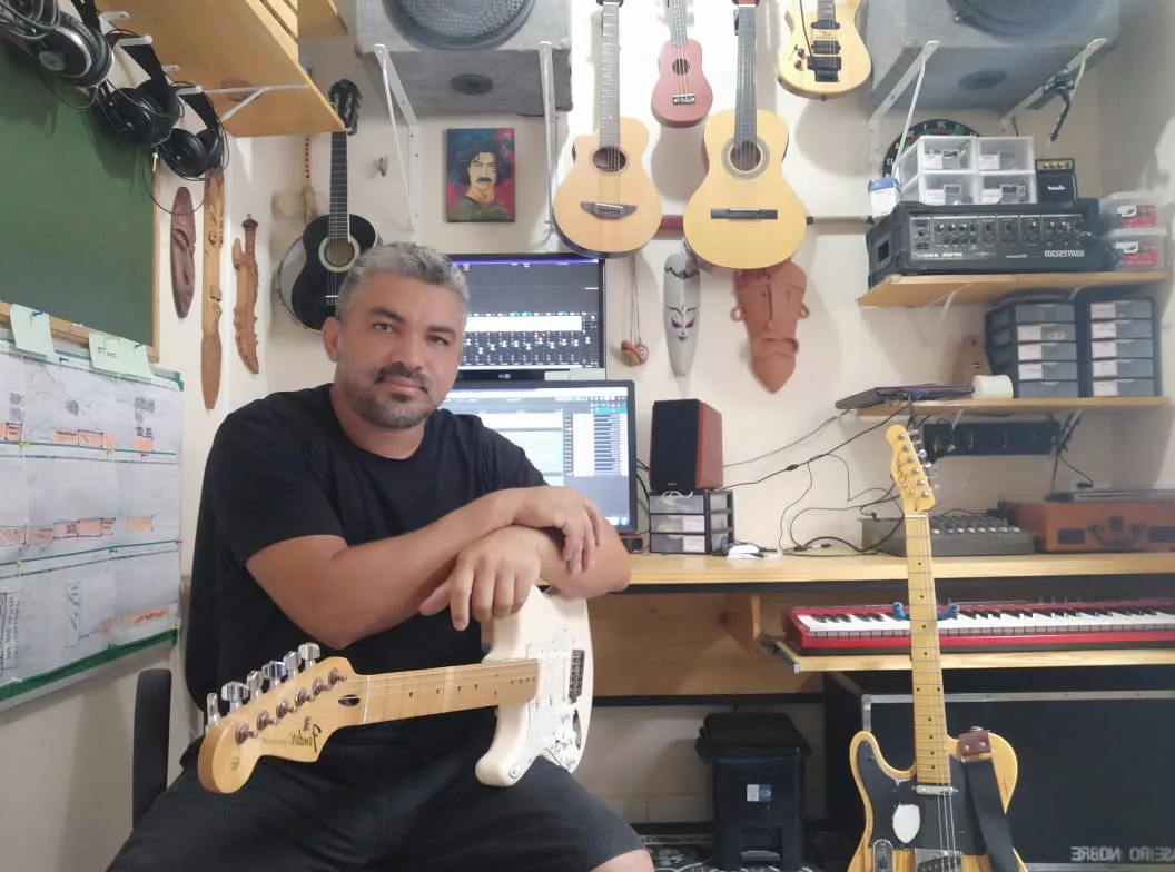 O professor Anderson Rodrigues no home studio em que gravou 