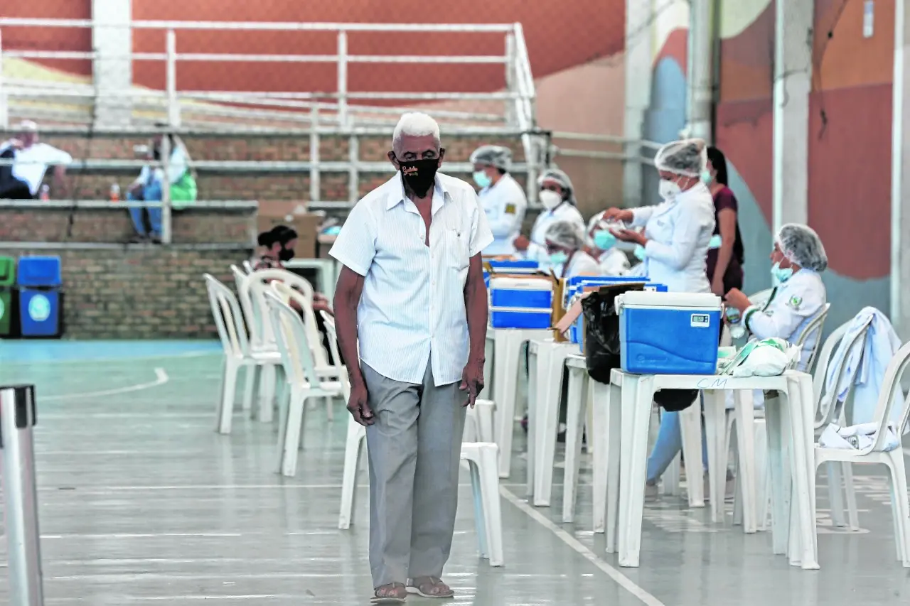 Idoso vacinado contra Covid em Fortaleza