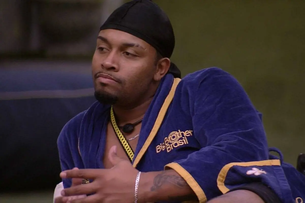 Nego Di com o roupão de líder do BBB 21