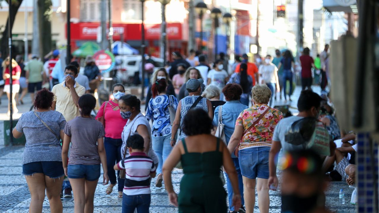 Pessoas fazendo compras no Centro de Fortaleza