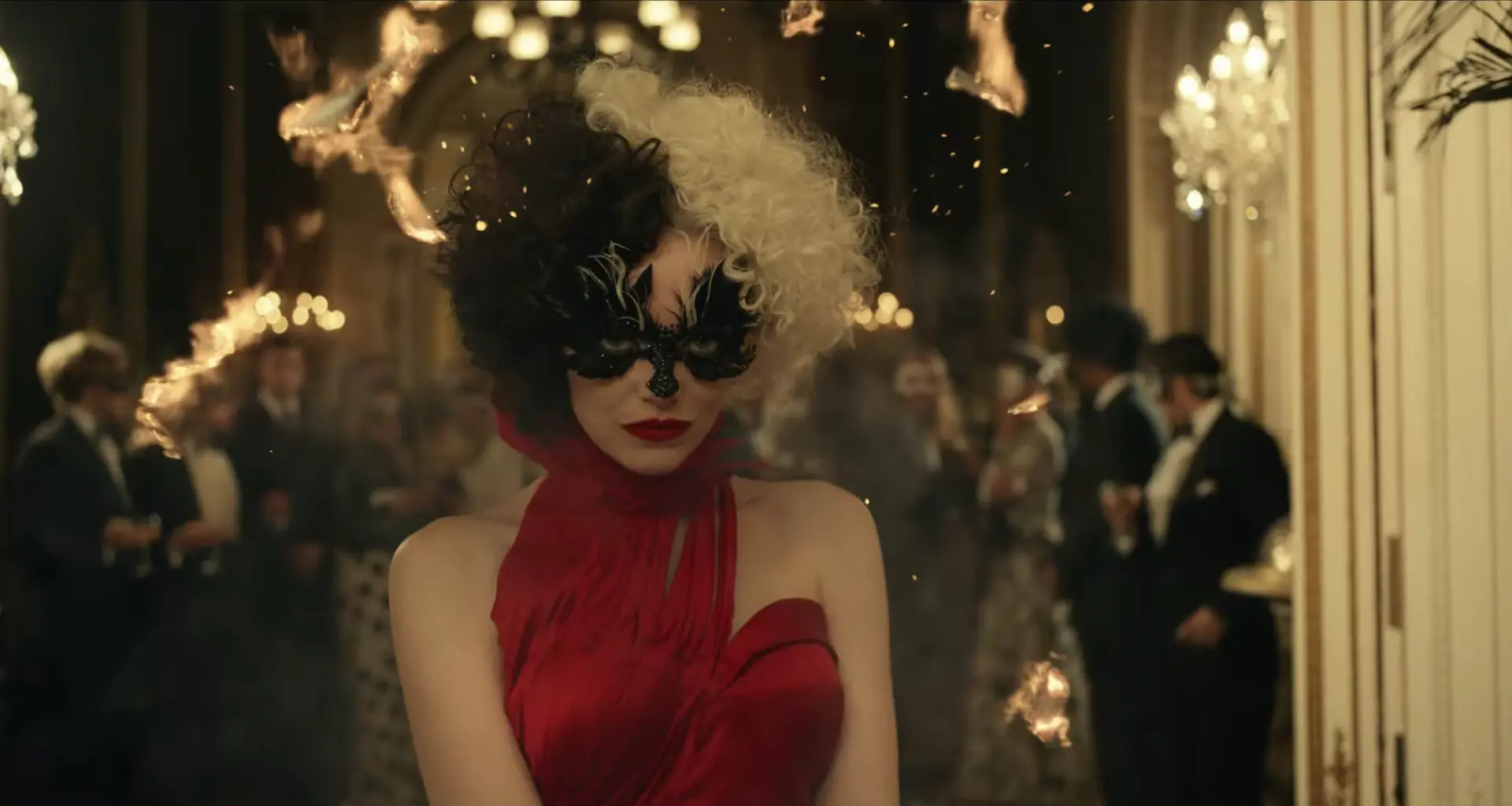 Emma Stone surge com visual punk em trailer inédito de Cruella.