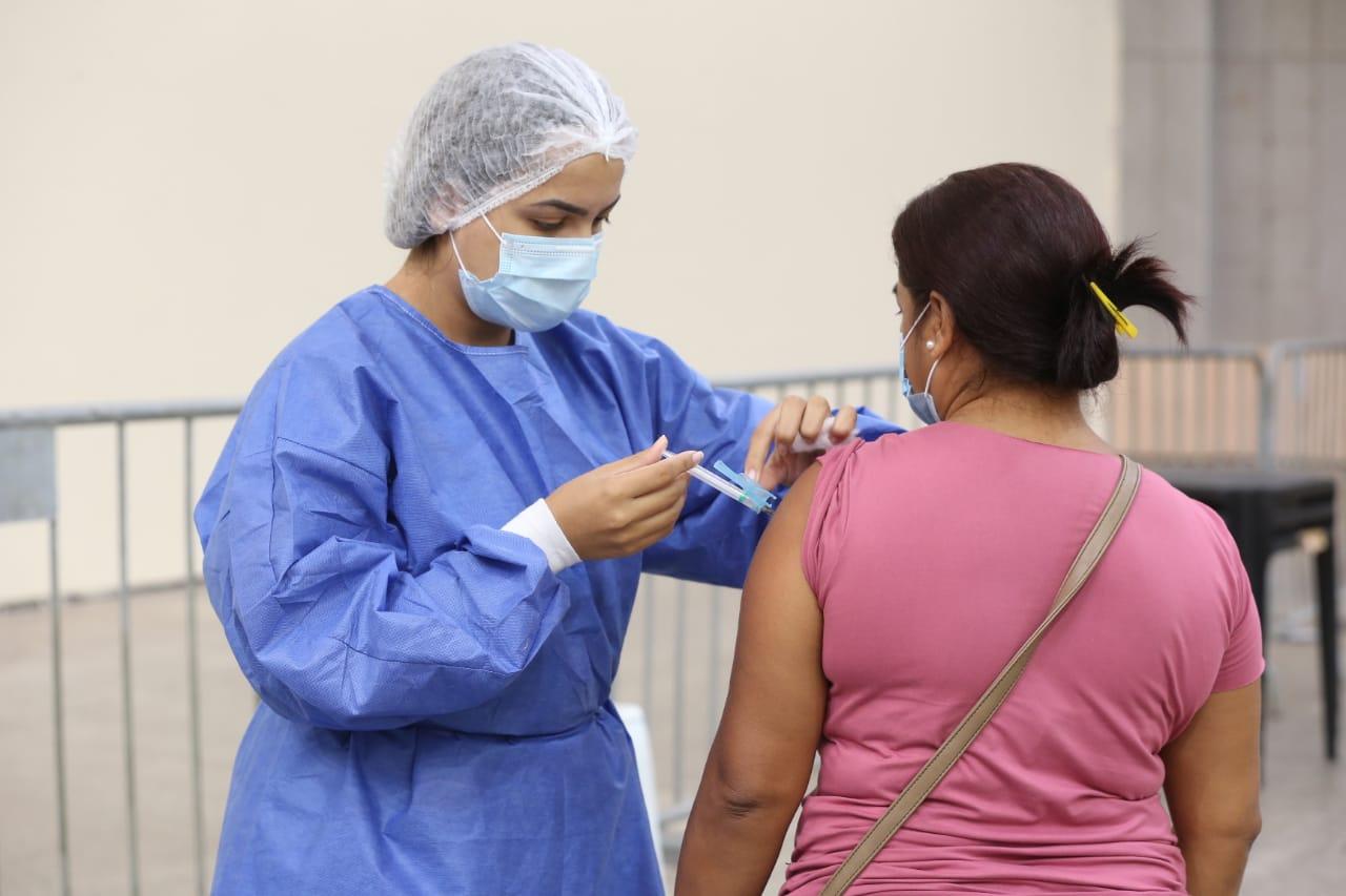 Enfermeira vacina profissional de saúde no Centro de Eventos do Ceará com imunizante contra Covid-19