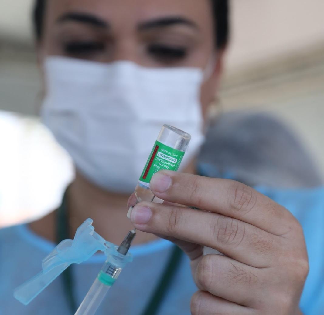 Enfermeira insere dose da vacina contra Covid-19 na seringa de imunização