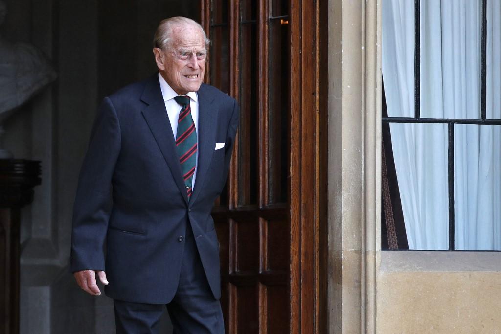 Príncipe Philip é internado