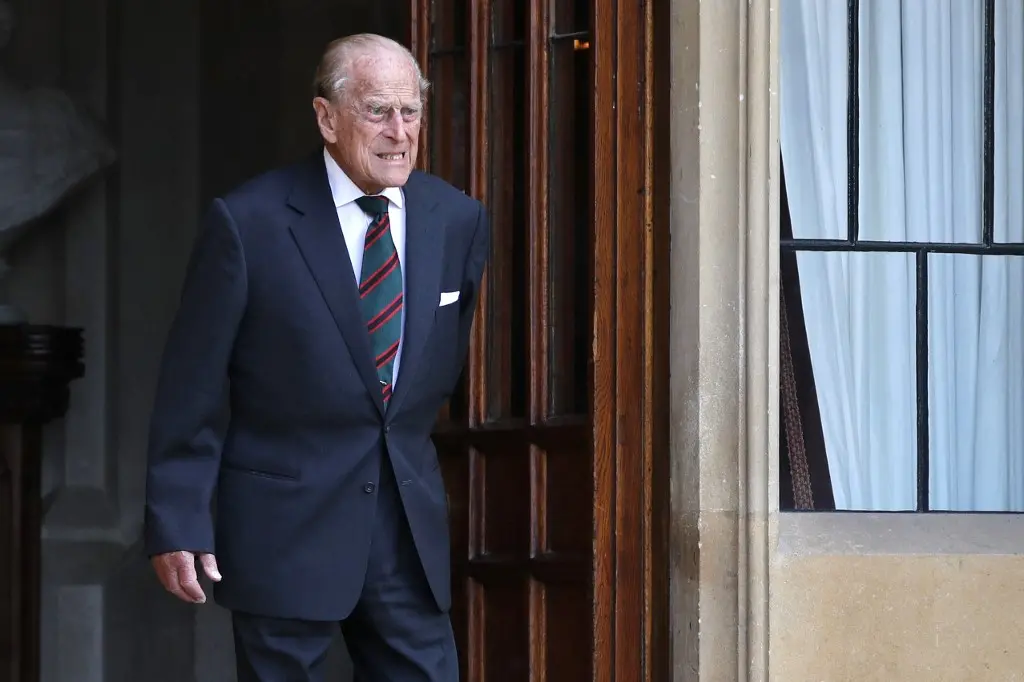 Príncipe Philip é internado