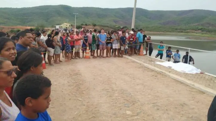 População observa corpo de João do Povo estendido em calçada coberto por um lençol