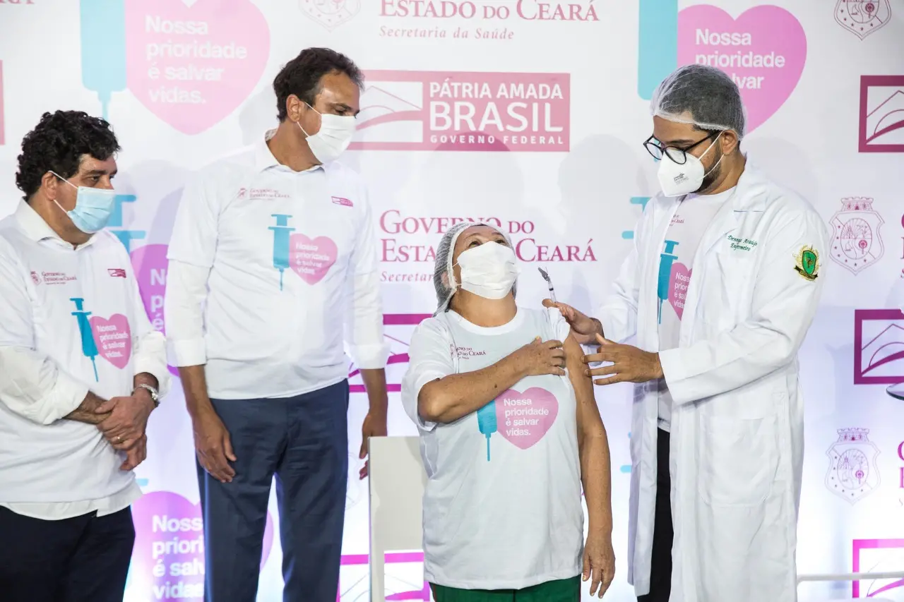 Maria Silvana Souza Reis, 51, técnica de enfermagem, foi a primeira a receber a vacina contra a Covid-19 no Ceará. Ela trabalha no Hospital Leonardo da Vinci, referência no tratamento de infectados pelo novo coronavírus em Fortaleza.