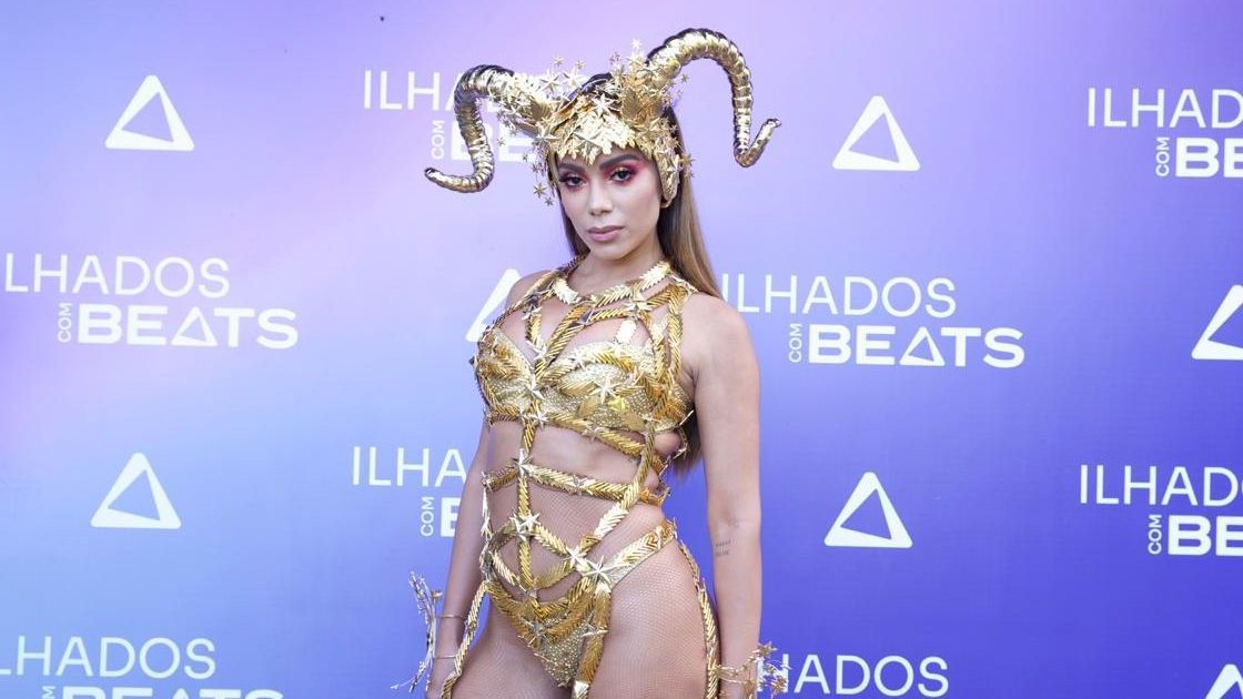 Anitta faz pose em divulgação do reality ilhados com beats