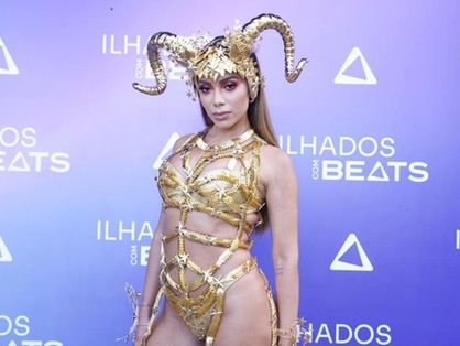 Anitta faz pose em divulgação do reality ilhados com beats