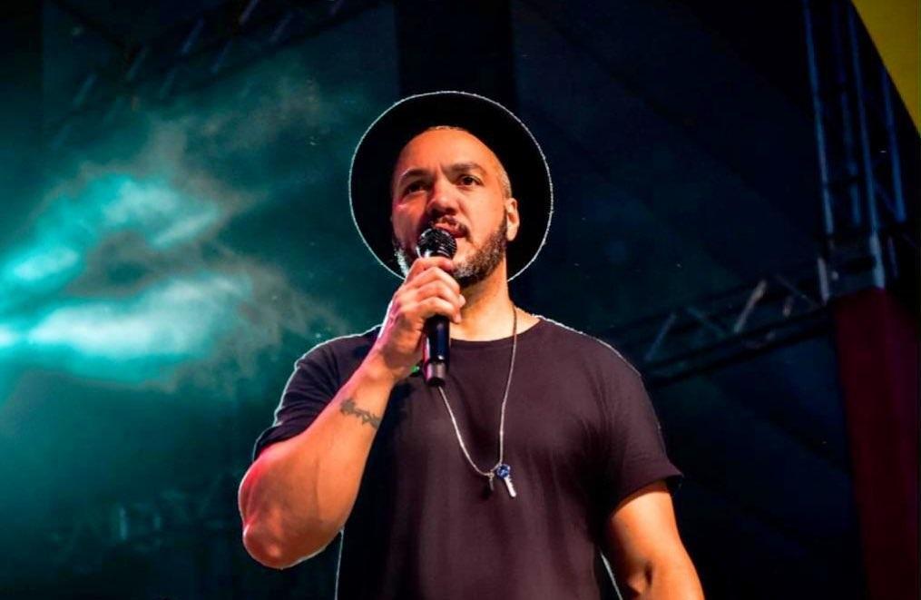 Imagem do cantor Belo em show
