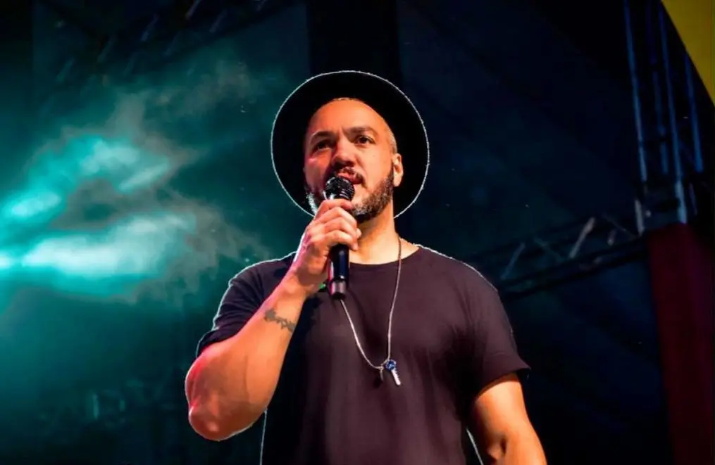 Imagem do cantor Belo em show