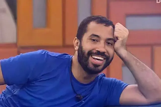 Participante Gilberto do BBB 21 ganhou uma bolsa de estudos no exterior.